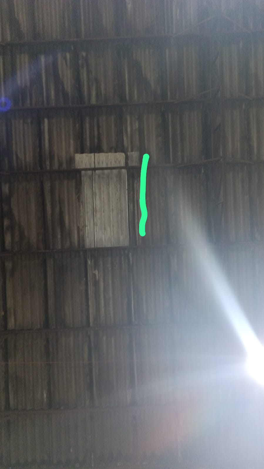 Foto de telhado com jato de água durante serviço de limpeza