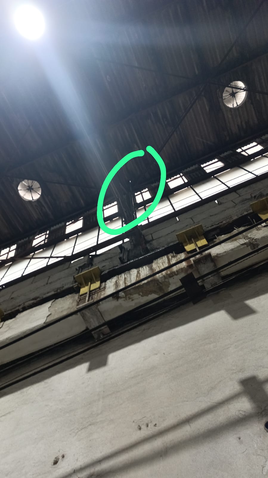 Interior de estrutura industrial com teto de telha ondulada
